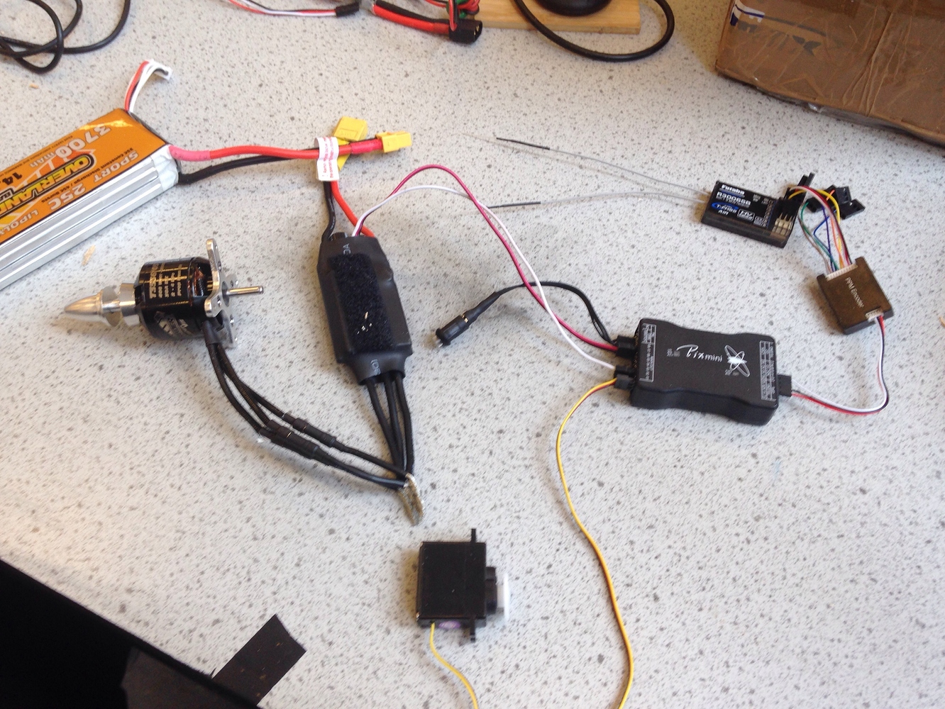 Servos not responding to main out rails connections Help